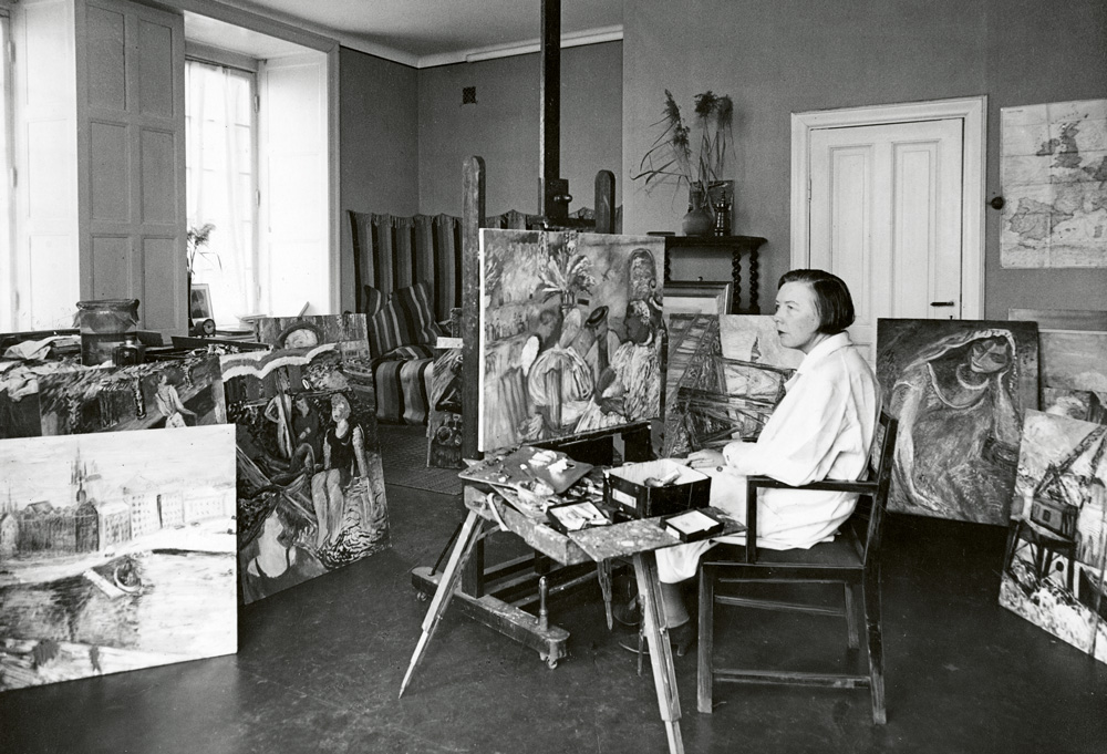 Sigrid Hjérten målar i ateljén år 1934. Auktionens målning (kat. nr. 469) ses till vänster i bilden.
