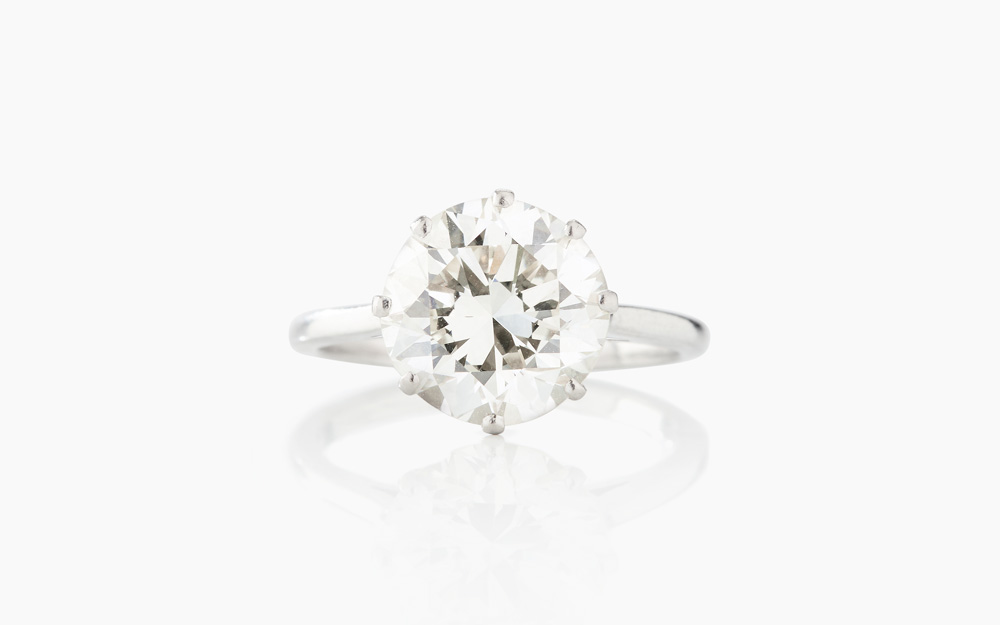 Ring, vitt guld med en briljantslipad diamant, c:a 4,75 ct. Såld för 360.000 kr