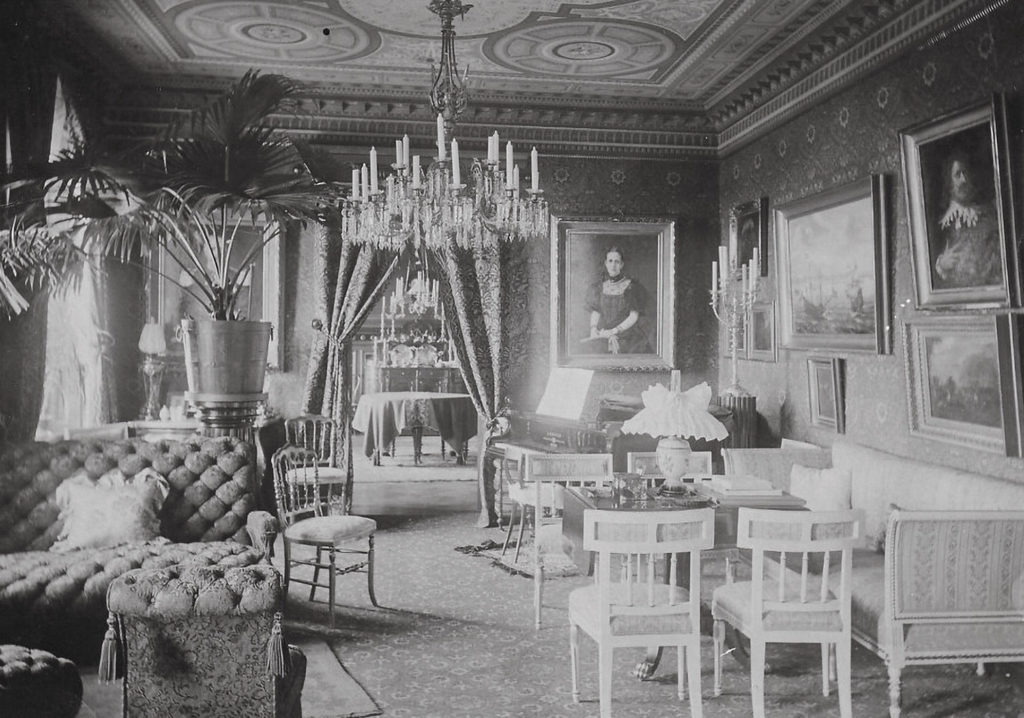 Interior photo of the Lovén home, Linköping in 1897. The Verbeeck painting is seen on the right wall. 
